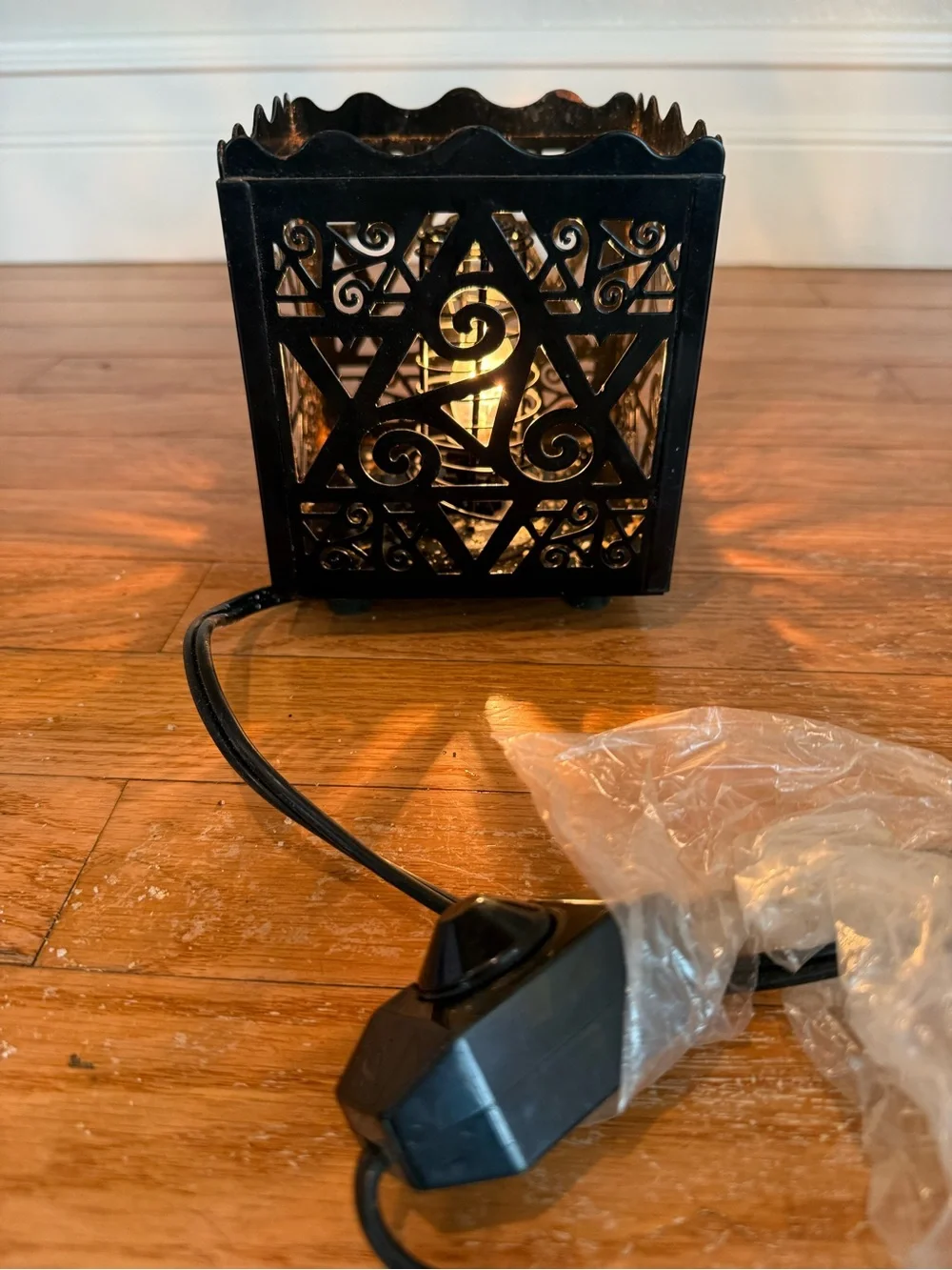 Pink Himalayan Sea Salt Rock Diffuser Metal Lamp-Triskele Design - Tested/Works